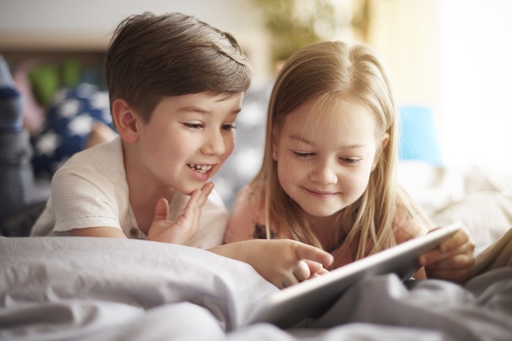 Zwei glückliche Kinder spielen zusammen (Foto: iStock)